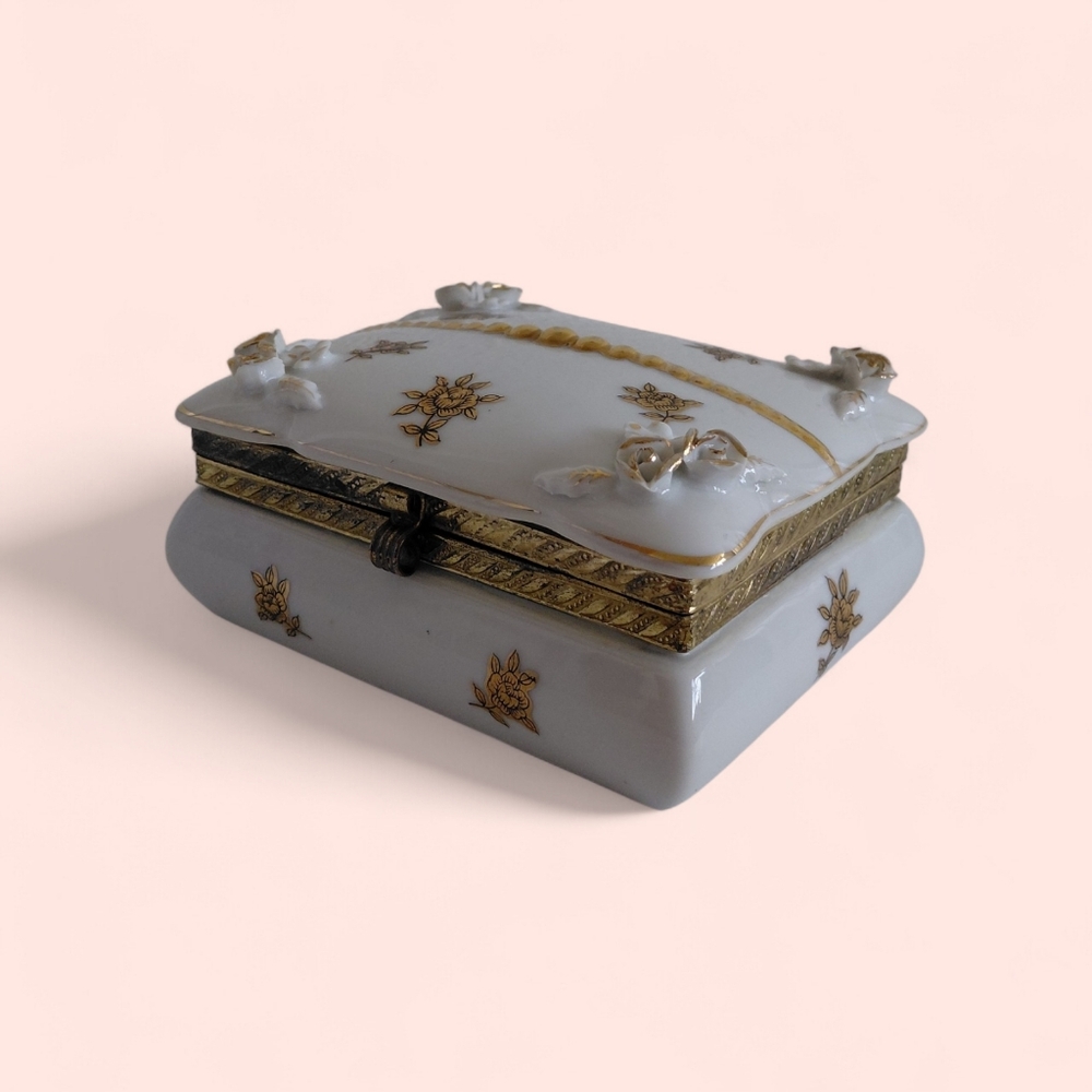 MC Ardalt Japan White/Gold Porcelain Raised Roses Hinged Lid Jewerly Box